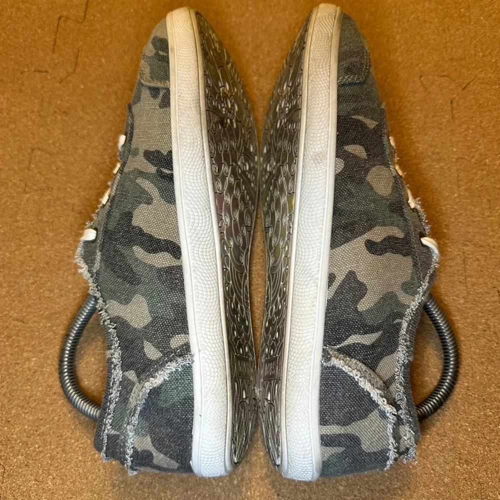 Skechers smoke free